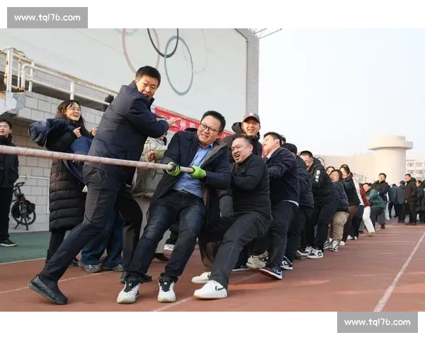 拔河比赛：力量与智慧的较量，团队精神的完美呈现